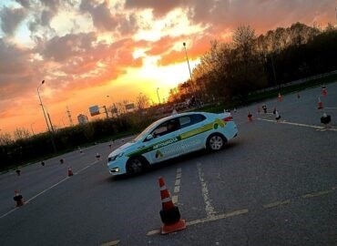 Уроки вождения в автошколе