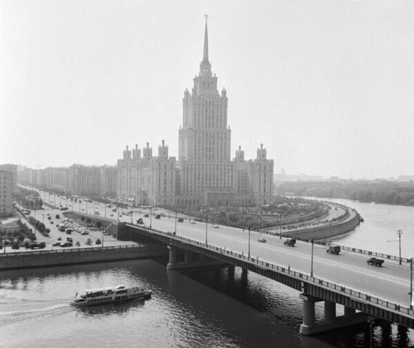 Новоарбатский мост и гостиница «Украина», 1963 год, фото: ТАСС.