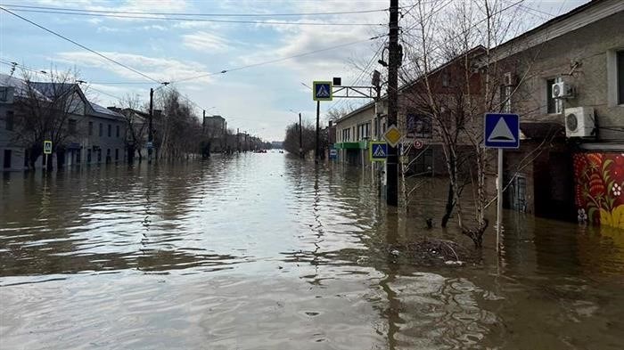 События недели в фотографиях: наводнение в Оренбургской области, 10-летие ДНР, вывод израильских войск из сектора Газа