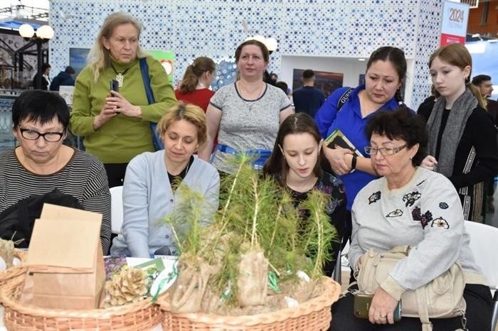 Посетителям стенда Мариэль в ВДНХ подарили саженцы - Новости Йошкар-Оры и РМЭ